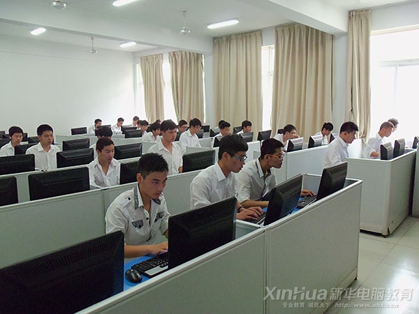 学子们正在聚精会神地比赛