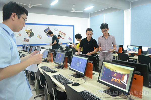 老师在现场认真打分、评比