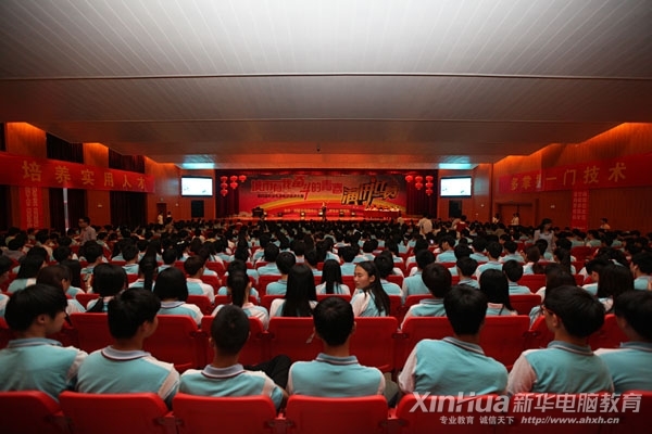 决赛现场大礼堂座无虚席
