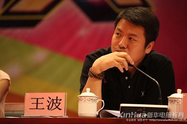 现场评委对选手们的表现进行专业点评
