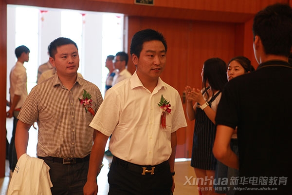 企业家刘亮步入成功学子报告会会场