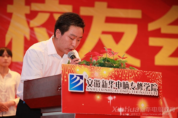 刘亮作为成功学子代表在大会上发言
