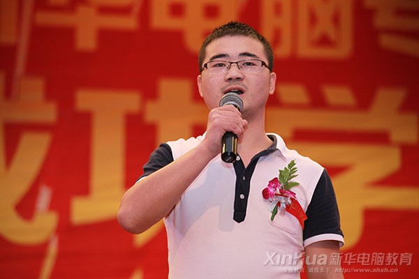 在成功学子报告会上激情高歌《歌唱祖国》的汪林君