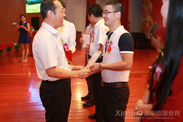 接受安徽新华电脑专修学院副院长孙礼平颁发荣誉证书的汪林君